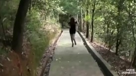 【真实母子乱伦】黑丝妈妈跟儿子公园亭子里做爱，妈妈着急被发现“儿子快点操等下被人看了”