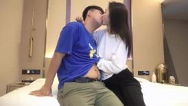 嗲嗲白衣妹 高颜可爱奶音还有完美乳型 惊呼鸡儿太大干到腿软不行--4K字幕版！