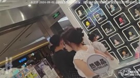 官方售价40元大神商场偷拍 极品裤裙黑骚丁高颜值美女从侧面角度看过去甚至像真空无内