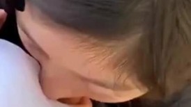 极品反差婊 清纯可爱的小美人超爱吃大鸡巴，一颦一笑之间害羞不已，却是大胆的户外吃鸡！