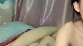 瘦弱的贵州妹子口交硬了就女上位啪啪摇起来，猴急男友分钟就缴枪了