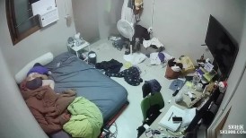 黑客破解家庭网络摄像头偷拍 被人打断腿的纹身胖哥和模特身材漂亮女友做爱好菜被猪啃了