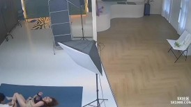 黑客破解网络摄像头监控偷拍 摄影棚没有其它人的时候摄影师淫秽老板娘和她亲热