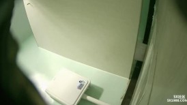 8月最新流出厕拍大神潜入某艺校女厕 偷拍多个身材颜值都不错的舞蹈生 脱衣 露胸 尿尿
