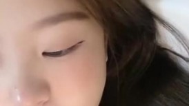 大眼睛粉嫩少女露脸精彩大秀直播，奶子翘挺好诱人，跟狼友互动撩骚揉奶玩逼，水晶棒抽插骚穴高潮冒白浆好骚