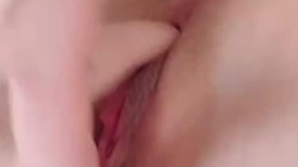 很社会的小姐姐一个人精彩大秀直播，全程露脸粉嫩可爱，逼嫩奶子嫩人又骚，蝴蝶手指抠弄蝴蝶粉穴，呻吟可射