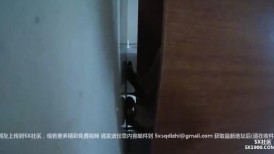 色胆包天坑神潜入政F办事大厅女厕，偸拍多位制服女服务员方便，还开灯补光拍 (2)