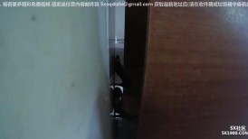 色胆包天坑神潜入政F办事大厅女厕，偸拍多位制服女服务员方便，还开灯补光拍 (2)