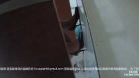 色胆包天坑神潜入政F办事大厅女厕，偸拍多位制服女服务员方便，还开灯补光拍 (1)