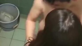 KTV女厕偷拍一对饥渴的情侣在里面啪啪胆子真大