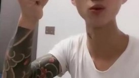 清纯粉嫩的小妹就是水多诱人，被渣男小哥玩弄调教给狼友看，全程露脸揉奶玩逼看特写，深喉大鸡巴无套爆草