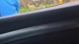 【有求必应系列】淫荡骚货露奶勾引问路人，宠粉第一人“想看什么发给我”，这婊子确实骚