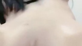 小镇农贸市场无门公厕偷拍多位美女少妇嘘嘘