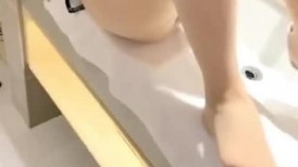 优雅气质尤物御姐女神 主动张开肉丝M腿，满嘴淫语呻吟不断 毫不吝惜地蹂躏起骚逼 直接把她干到高潮