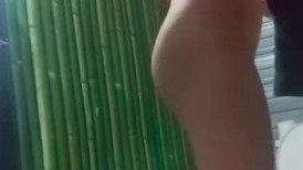 门缝偷窥兄弟的漂亮女友洗澡 身材好奶子也大