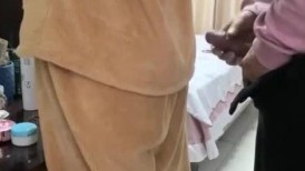 【剧情演绎】弟媳乱伦 嫂子太骚了偷偷紫薇，小叔子急不可耐冲进去半推半就强上嫂子！