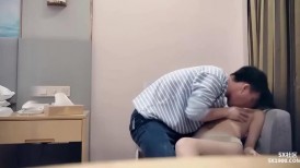 高颜大奶小姐姐 内裤都湿了 大哥能不能射太久痛了 身材苗条逼毛浓密 在沙发被小哥各种姿势爆操太猛套套掉逼里抠半天
