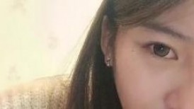 外表文静颜值妹妹，脱光光自摸揉穴，手指插入扣弄，有点放不开