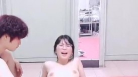 带眼镜的小骚货让好姐妹各种玩弄，全程露脸抠舔吸弄完的不亦乐乎，浪叫不止，同小棒棒插她小骚货，表情好骚