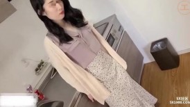 谁家的贤惠老婆被人操了！女人韵味十足的漂亮人妻，太有感觉了！水做的女人，被操反抗哭着脸，很敏感，全身软趴