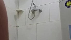 邪恶的房东暗藏摄像头偷拍刚下班的美女租客洗澡