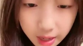 风骚小妹全程露脸大秀直播诱惑，唇钉脐钉无毛白虎逼诱惑，掰开小穴看特写，撅着屁股发骚，自己抠出好多淫水