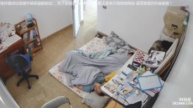 家庭摄像头破解真实偸拍，一家三口午休，老公兽性大发，把妻子拉过来扒掉内裤就搞