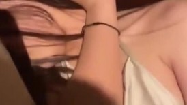 公司聚会灌醉漂亮的美女同事 强行掰开她的大腿看看她的B长什么样