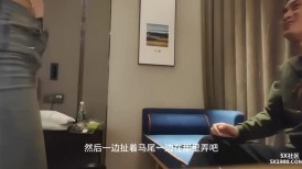 【自制字幕系列】 高颜值极品身材牛仔裤大奶妹子 舔奶口交抬腿侧入猛艹，摸奶后入抽插不停--4K字幕版