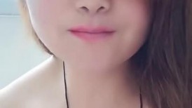 人妻骚妇露脸给大哥吃鸡巴又舔蛋，全程露脸被大哥压在身下玩弄，无套爆草，边干边玩骚奶子亲小嘴，精彩刺激