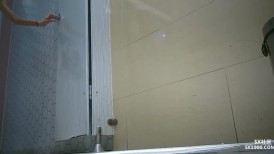 冒死偸拍大神潜入商场女厕，独占一个坑位，隔板缝连续偸拍多位妹子大小便，臀控必备