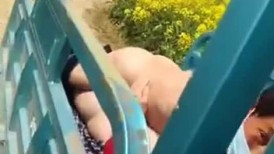 大爷大妈开三轮车去赏花 性之所至，直接在三轮车上直接玩车震肏起来了，大妈的奶子还挺白嫩的