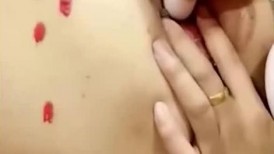 极品调教！粉嫩萝莉的凌辱，滴蜡、虐阴、迫尿、强制潮喷，这么嫩的小姑娘毫无底线BB都玩黑了