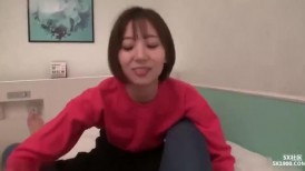 漂亮人妻 身材苗条很爱笑 足交舔菊花插嘴口爆 第一次吃精 从浴室操到床上 中出内射无毛粉穴
