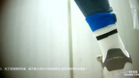 商场女厕全景后拍多位时髦的小姐姐嘘嘘 各种小美鲍完美呈现镶珠鞋美少妇