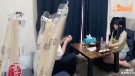 丰臀美乳的漂亮夜店型妹子，被搭讪骗回家喝茶，趁她上厕所期间下药迷奸，多人轮流操，还有点反应