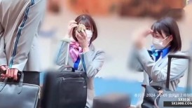 比神仙还快活！三个黑丝美腿气质空姐刚下飞机回酒店 被【迷奸】三女神躺一排，轮流交换着操，多次内射 精尽人亡