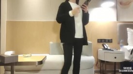 漂亮女孩下海，水多客人喜欢，服务甜美，吃硬岂不是被爆操！