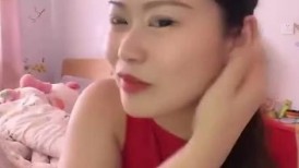邻家小姐姐真骚啊，全程露脸跟狼友互动撩骚慢慢脱光诱惑狼友，揉奶玩逼舔弄假鸡巴，道具抽插浪叫不止表情骚