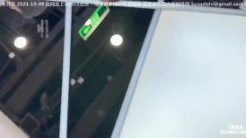 尾随偷拍 短裙JK学生妹和男友甜蜜逛街买奶茶黑丝短袜一看就不一般看到裙底的时候发现一片黑森林