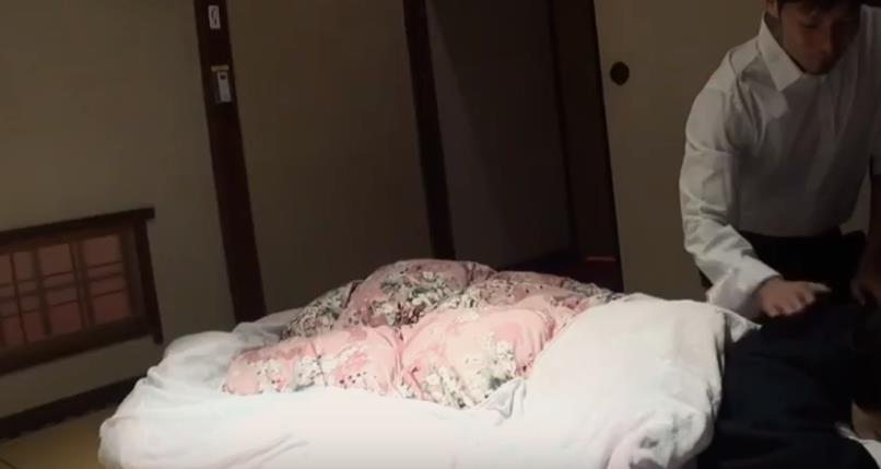 【迷奸睡奸系列】 迷晕绝美少妇 毫无反应，扣一扣逼玩弄一阵，掏出大屌无套插入狂艹爽翻天
