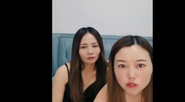 两个中年美少妇的诱惑还有一个好大哥，跟狼友互动撩骚听指挥，吃奶玩逼道具抽插，口交大鸡巴，让大哥爆草