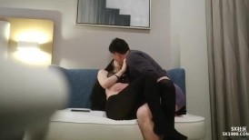 漂亮轻熟女 身材高挑大长腿 逼毛茂密 大哥一进房间就隔着裤子猛摸逼 舔完逼直接无套输出 娇喘连连 内射