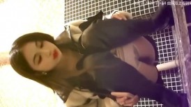 酒吧洗手间偷窥甜美的小姐姐尿尿 人美B更美