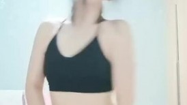 肤白貌美笑起来好甜的良家小少妇全程露脸深夜发骚，齐逼短裙听狼友指挥