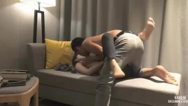 长发牛仔裤性感妹子 清纯可爱十分不错，舔奶调情再到床上口交骑乘猛艹--4K字幕版