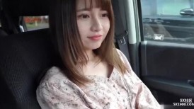 FC2 4552433 露出你的脸！ ！限时3天！一个娇小可爱的接待员，无法忘记她体内根深蒂固的快感，在公共场合炫耀她的自慰......她对男人的经验很少，当她推开浓密的头发时，精液射入她潮湿的生殖器！ ！