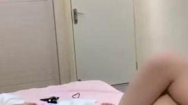 ❤️❤️清纯呆萌邻家妹妹，居家男友操逼，多毛嫩穴掰开特写，扶屌骑乘位抽插，一顿猛怼，妹妹不会叫床