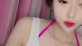 才艺美女主播露脸精彩大秀直播，火辣激情脱衣艳舞，每一个动作都充满诱惑，揉奶玩逼特写粉嫩