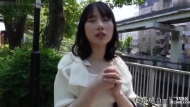 FC2 4560101 *限时* [自慰**] 新婚年轻妻子，25岁。躲着老公偷偷自慰，闷闷不乐的老婆挖G点被快感操！！【学习性爱的乐趣】【是的】